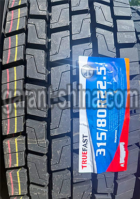 Truefast TD658 (приводная) 315/80 R22.5 156/150M 20PR - Фото реального протектора с этикеткой вблизи